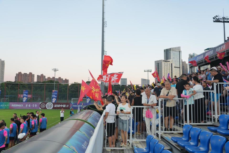 在江岸队连, 的精神, om